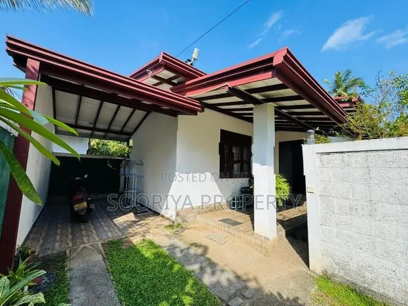 වාස්තුවිද්‍යානුකූලව තැනූ තනිමහල් නිවසක් විකිණීමට - Piliyandala Dampe