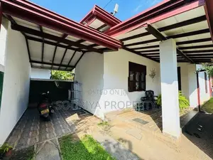 වාස්තුවිද්‍යානුකූලව තැනූ තනිමහල් නිවසක් විකිණීමට - Piliyandala Dampe