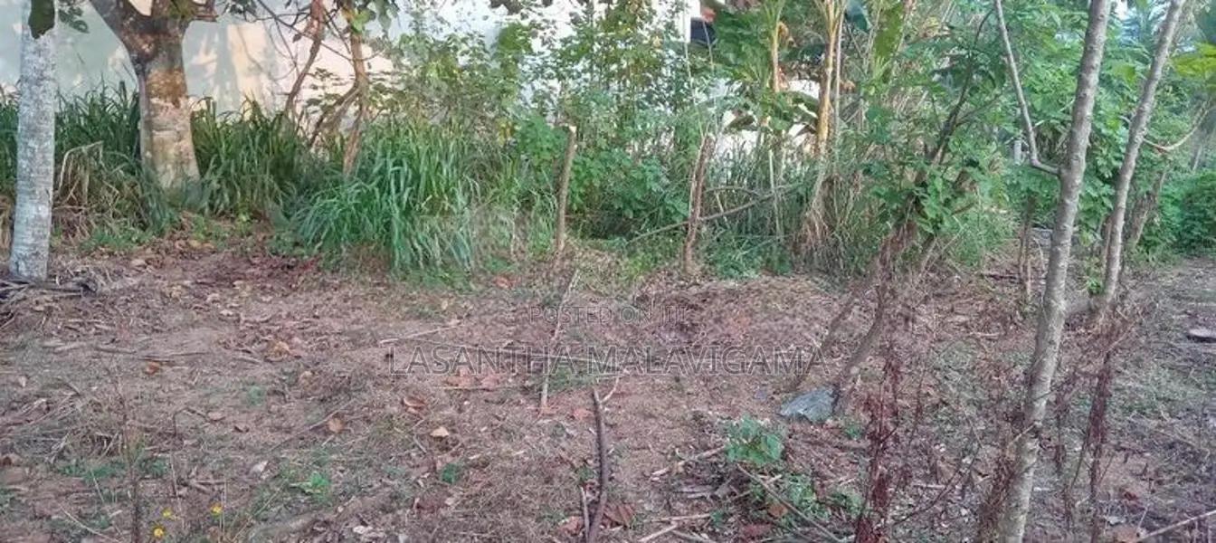 8 .5 Perch super Flat rectangular Land for sale in Athurugiriya