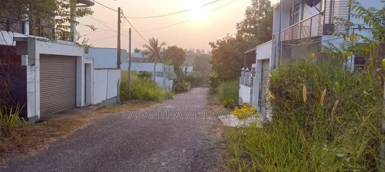 8 .5 Perch super Flat rectangular Land for sale in Athurugiriya