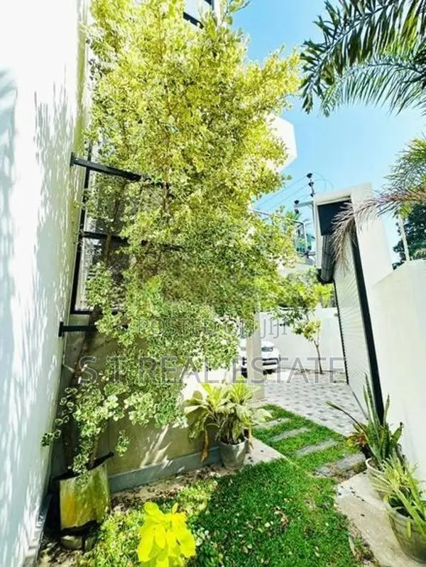 Modern Designed Luxury Three Storey House for Sale in Athurugiriya