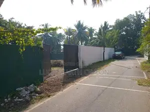 Kudamaduwa, Square Shaped Bare Land With A Parapet Wall - Rent (MG1278