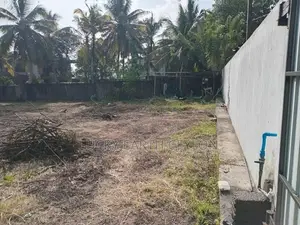 Kudamaduwa, Square Shaped Bare Land With A Parapet Wall - Rent (MG1278