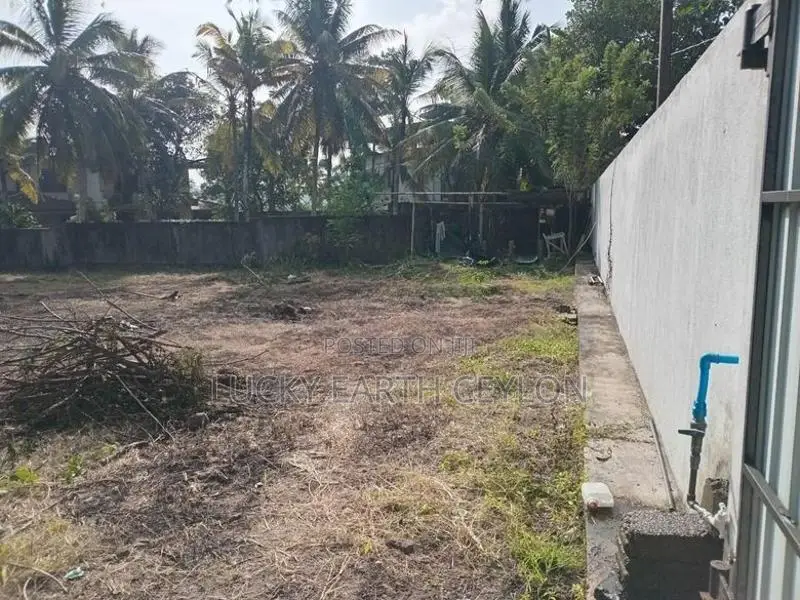 Kudamaduwa, Square Shaped Bare Land With A Parapet Wall - Rent (MG1278