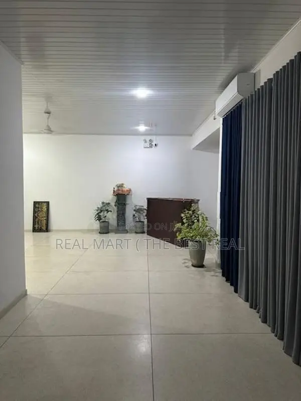 Colombo 8 : 5 A/C bedrooms fully furnished Large Hotel for Rent