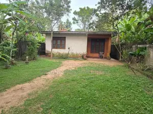 Galle Road / 20 Perch Old House For Sale in Payagala