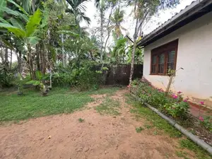 Galle Road / 20 Perch Old House For Sale in Payagala