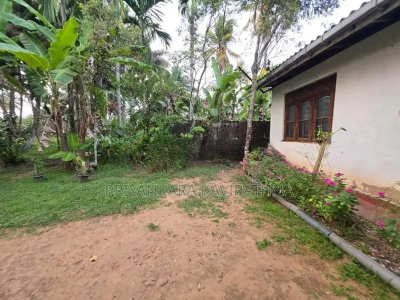 Galle Road / 20 Perch Old House For Sale in Payagala