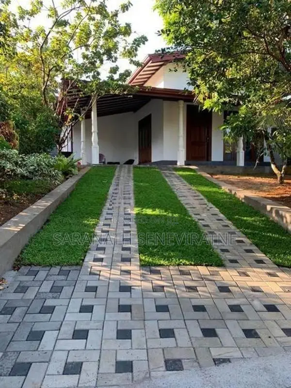 House Built in 16.4 Perches Land Extent - Homagama Ambagashandiya