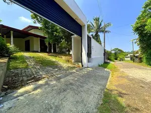 House Built in 16.4 Perches Land Extent - Homagama Ambagashandiya