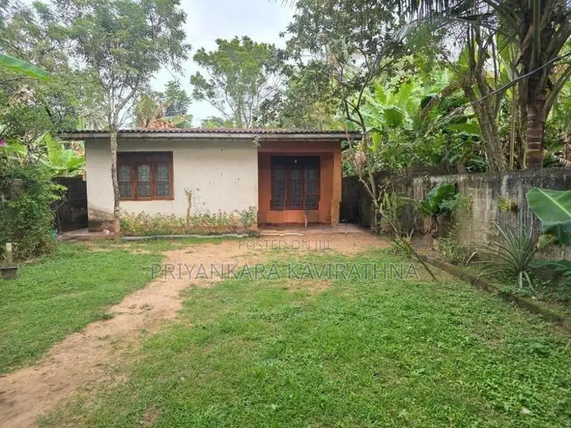 Galle Road / 20 Perch Old House For Sale in Payagala
