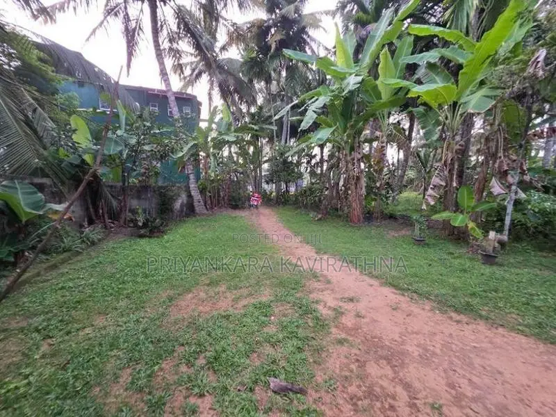 Galle Road / 20 Perch Old House For Sale in Payagala