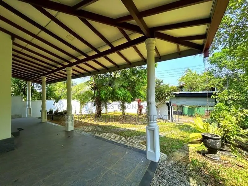 House Built in 16.4 Perches Land Extent - Homagama Ambagashandiya