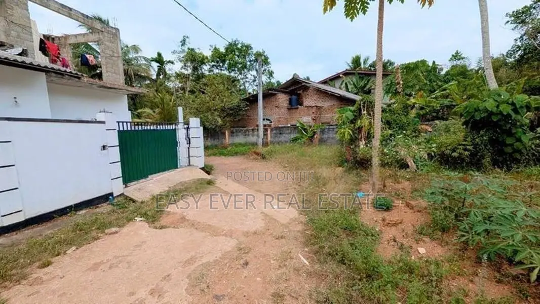 කඩවතින් ඉඩමක්