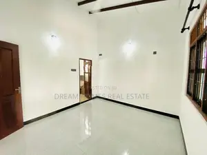 Cozy Family Home with Garden – Athurugiriya