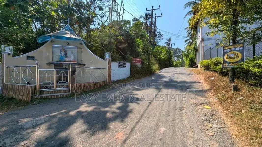 හපුගොඩ – කඳාන අඩි 20 කාපට් පාරට මායිම් ඉඩම විකිණීමට
