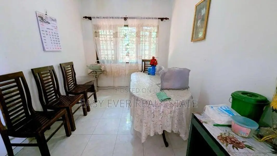 රාගම - ගම්පහ බස් පාරට මායිම්ව නිවසක්