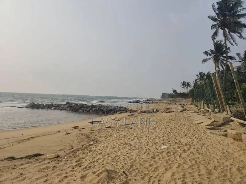 මුහුදුවෙරළට හා ප්‍රධාන පාරට මායිම් ‎ව්‍යාපාරික ස්ථානය නිවාස 2