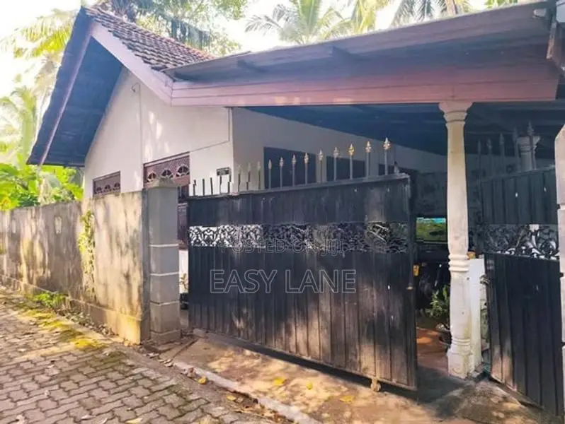 යක්කල නෙල්ලිගහමුලින් අංගසම්පූර්ණ නිවසක්