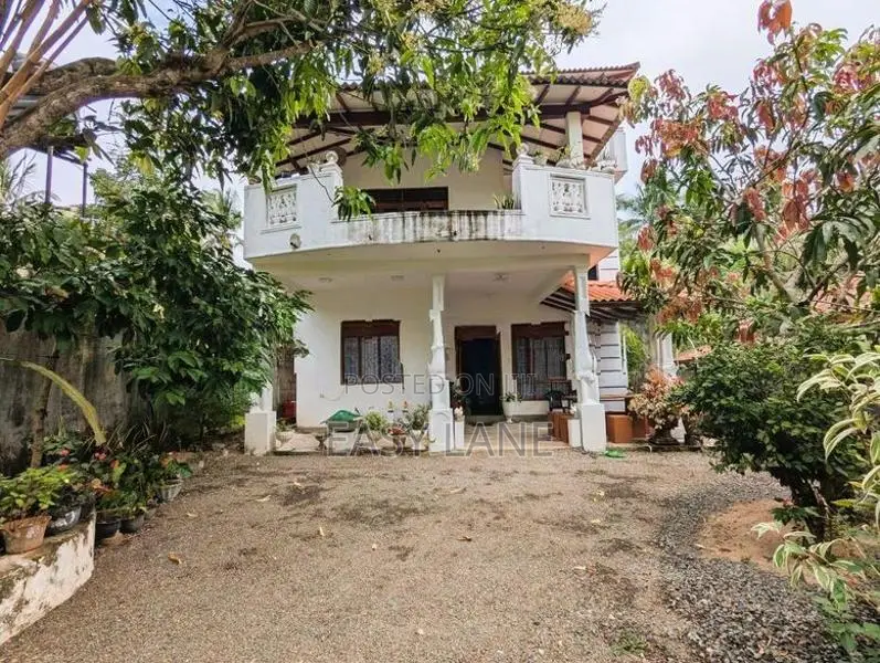 බස් පාරට ඉතාම ආසන්නව පිහිටි තෙමහල් නිවස දෙවලපොල