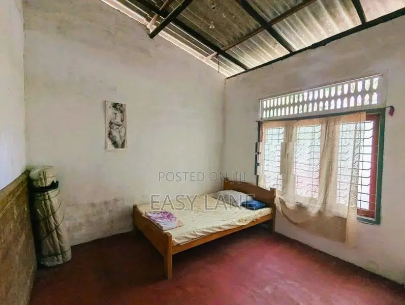 බස් පාරට ඉතාම ආසන්නව පිහිටි තෙමහල් නිවස දෙවලපොල