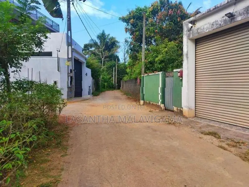 8.4 Perch Land for sale in Athurugiriya