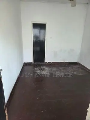 Colombo 7, Unfurnished, 1ST Floor House With large Garden (MG1284)