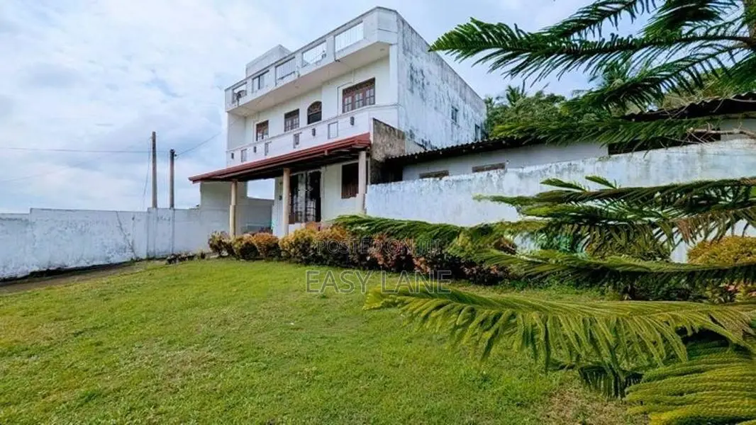 වාහන 10 ක් පමණ නවතා තැබිය හැකි ගෙවත්ත සහිත සුඛෝපභෝගී නිවසක්