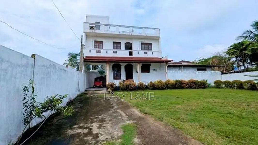 වාහන 10 ක් පමණ නවතා තැබිය හැකි ගෙවත්ත සහිත සුඛෝපභෝගී නිවසක්