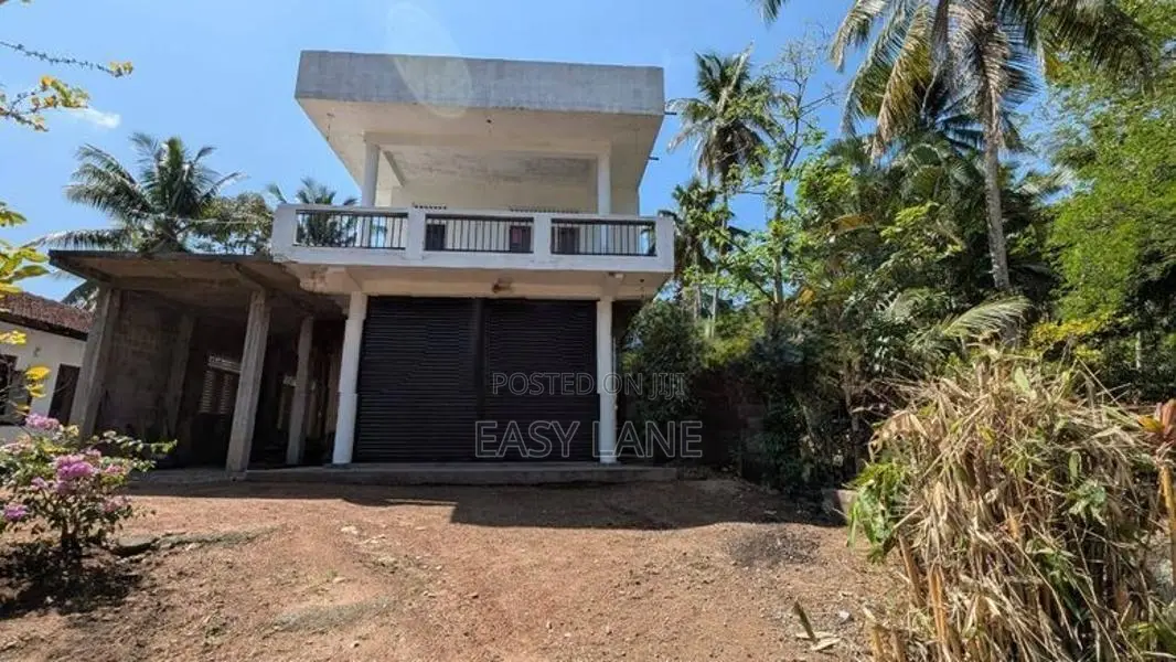 නයිවලින් පර්චස් 42ක ඉඩම සමග නිවාස දෙකක්