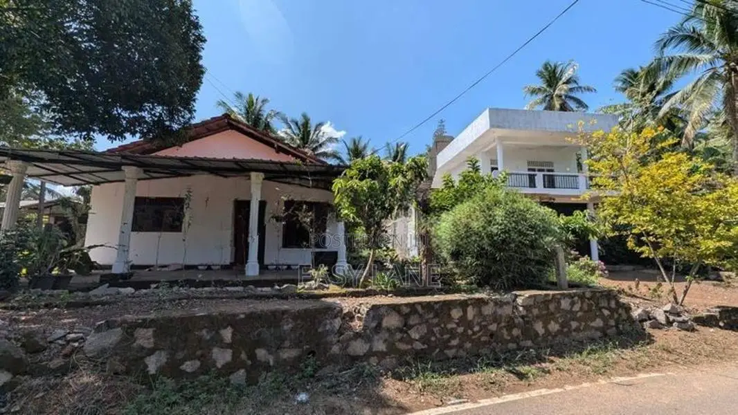 නයිවලින් පර්චස් 42ක ඉඩම සමග නිවාස දෙකක්