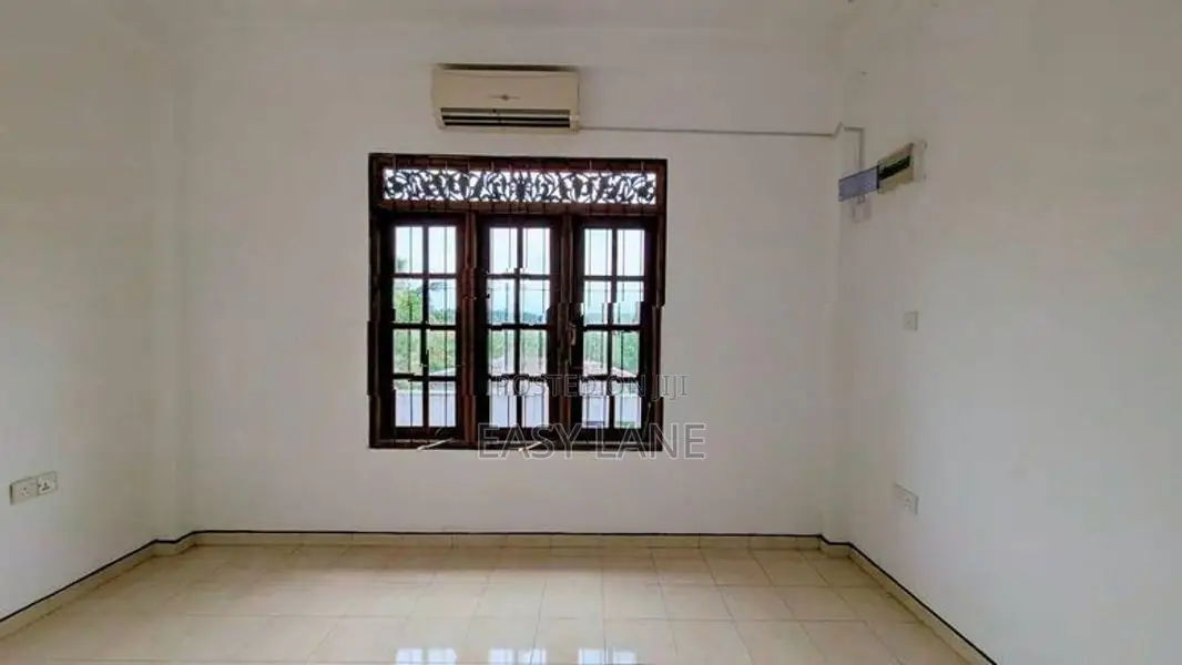 වාහන 10 ක් පමණ නවතා තැබිය හැකි ගෙවත්ත සහිත සුඛෝපභෝගී නිවසක්