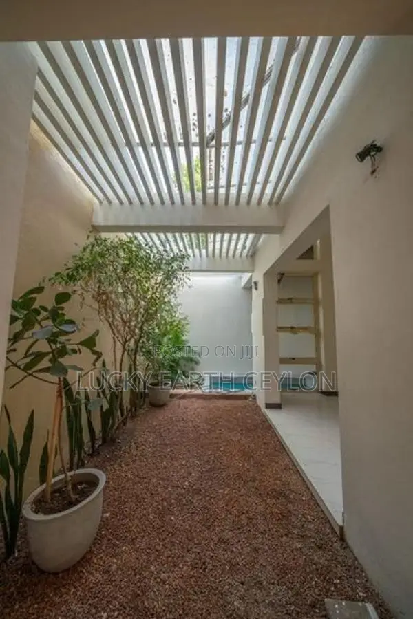 Boralesgamuwa, Unfurnished 2 Storey Beautiful House for Rent (MG1286)