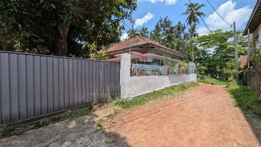 පැරණි නිවසක් සමග ඉඩමක්