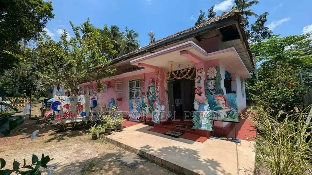 පැරණි නිවසක් සමග ඉඩමක්
