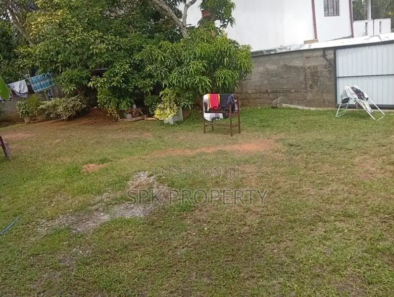 Land with Old House for Sale - Kottawa