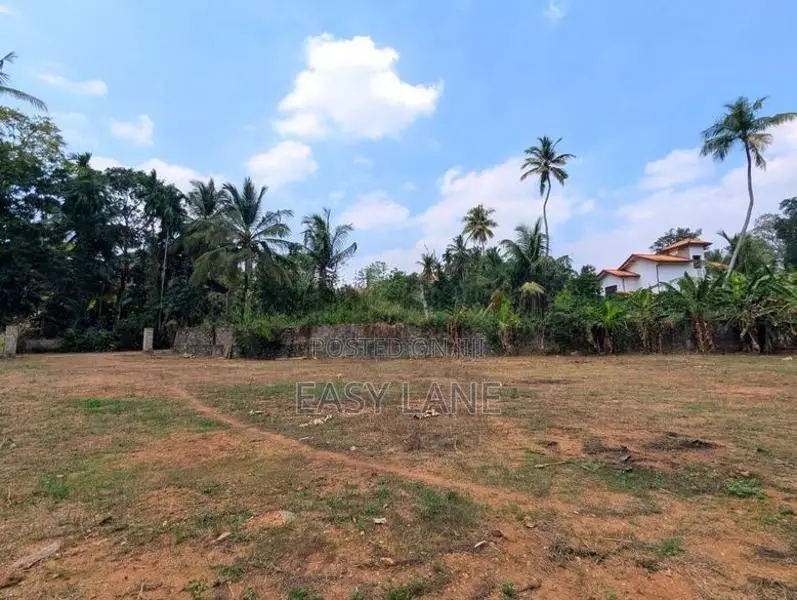 මීරිගම Highway පිවිසුමට ළගින් ඉඩමක්