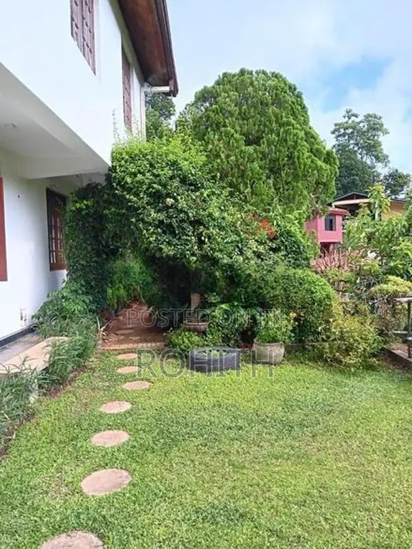 30 Perches on Gemunu Mw, Kandy | 4 Ensuite Bedroom House