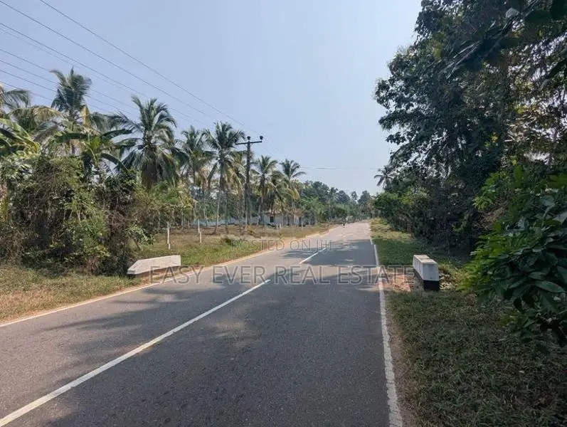 කල්එලිය ප්‍රධාන පාරට මුහුණලා ව්‍යාපාරික ඉඩමක්