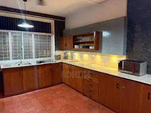 Palm Grove Mount Lavinia - 5 Bedroom House for rent with Garden