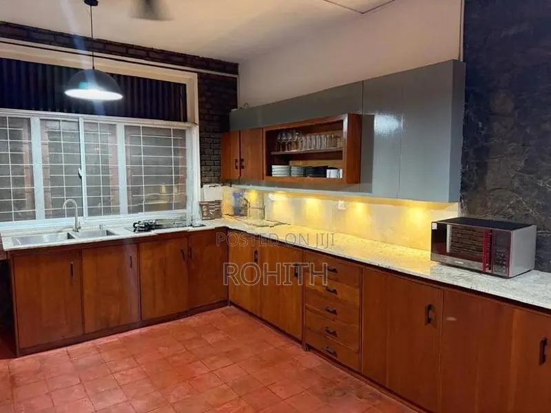 Palm Grove Mount Lavinia - 5 Bedroom House for rent with Garden