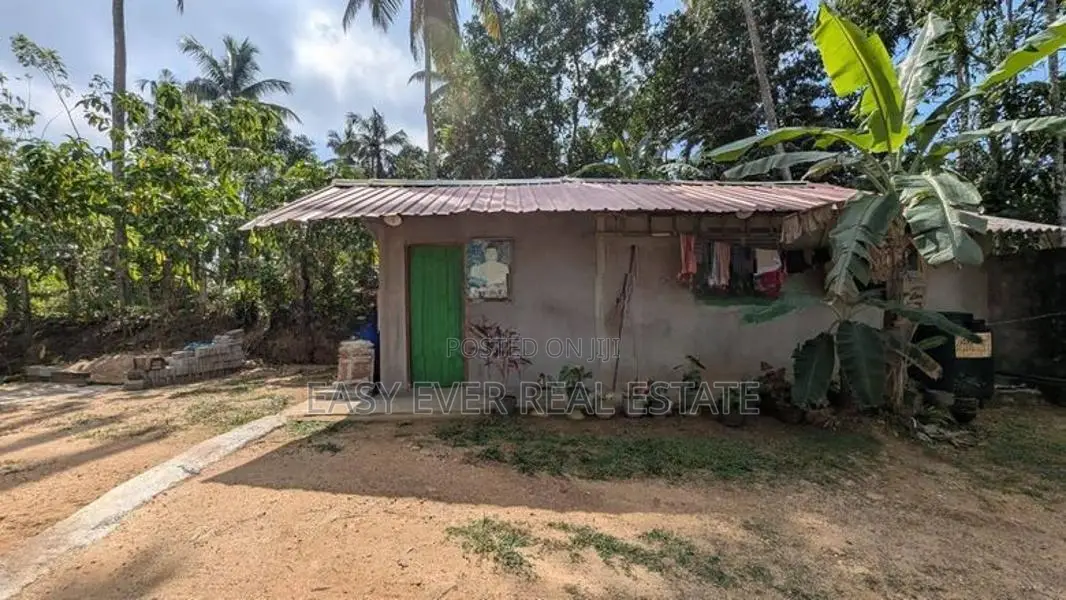 ගම්පහ වටිනා බිම් කොටසක් විකිනීමට කුඩා නිවසක් සමග