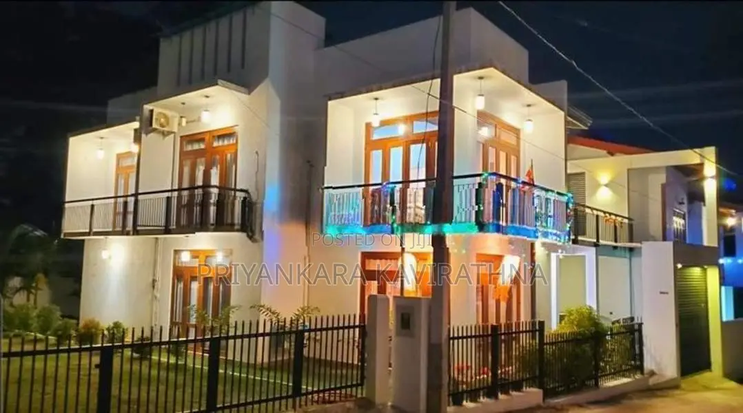 13 Perches - Luxury House For Sale in Mattegoda