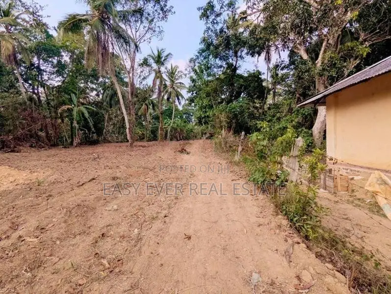 නයිවල හංදියෙන් බිම් කොටස් 3ක්