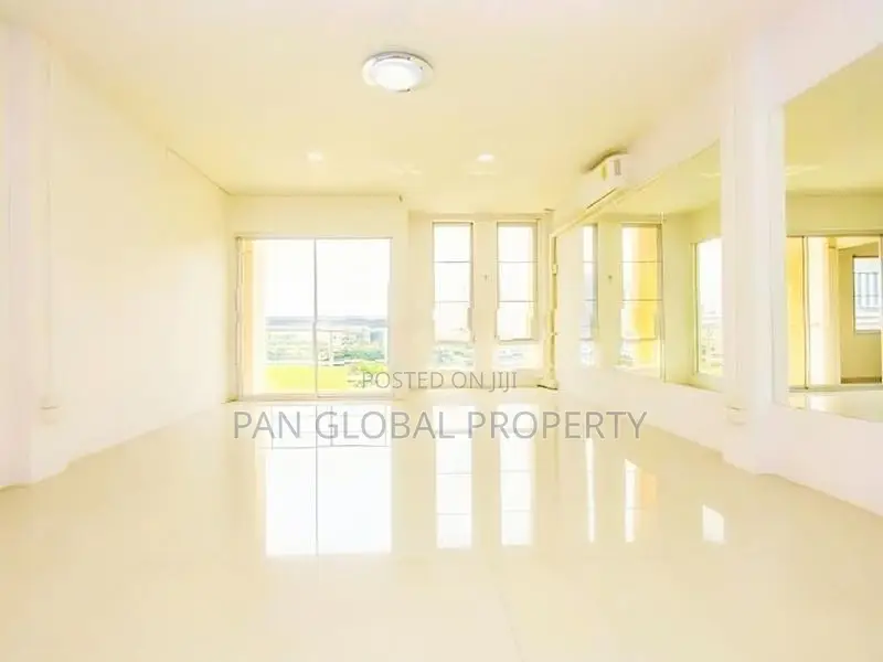 Commercial Building with An Ongoing Business for Sale in Colombo 15