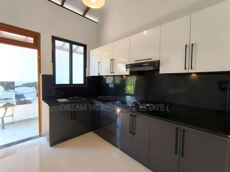 Modern 3-Bedroom Home – Prime Paradise City Athurugiriya