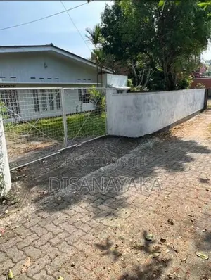 land with old house for sale in mirihana Ds2070