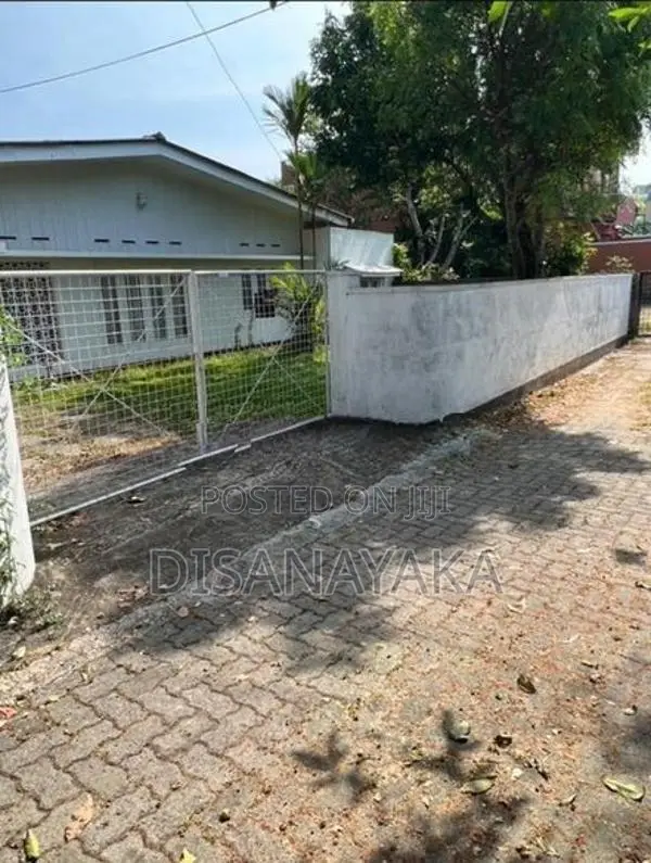 land with old house for sale in mirihana Ds2070