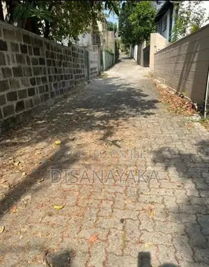 land with old house for sale in mirihana Ds2070