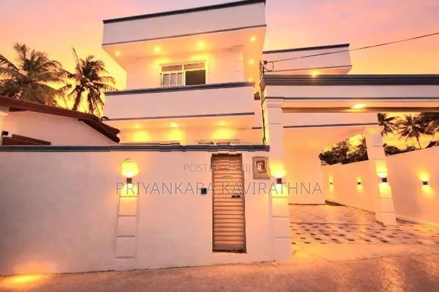 කැස්බෑව හංදියට ඇවිදින දුරින් පිහිටි සුකෝපබෝගී දෙමහල් නිවස විකිනීමට